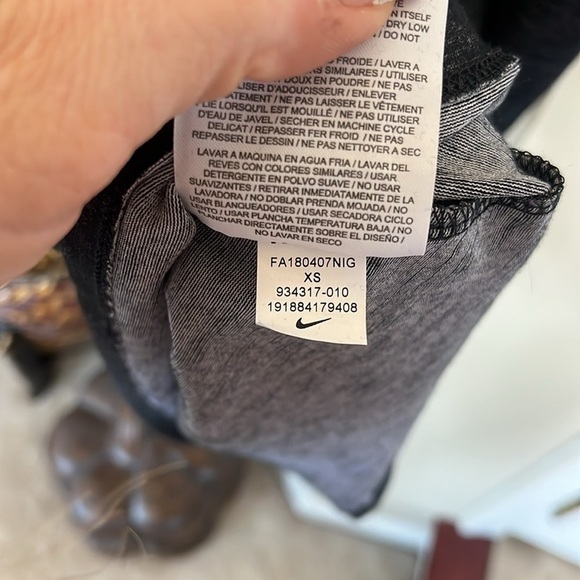 NWOT Nike Dri-Fit V-Neck Gray Athletic Cut NBA Brooklyn Nets Short Sleeve Shirt - Picture 10 of 13